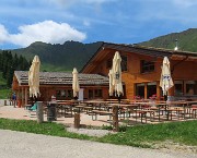 78 Al Bar Ristoro dello scoiattolo chiudiamo il bel buovo Sentiero delle panchnine